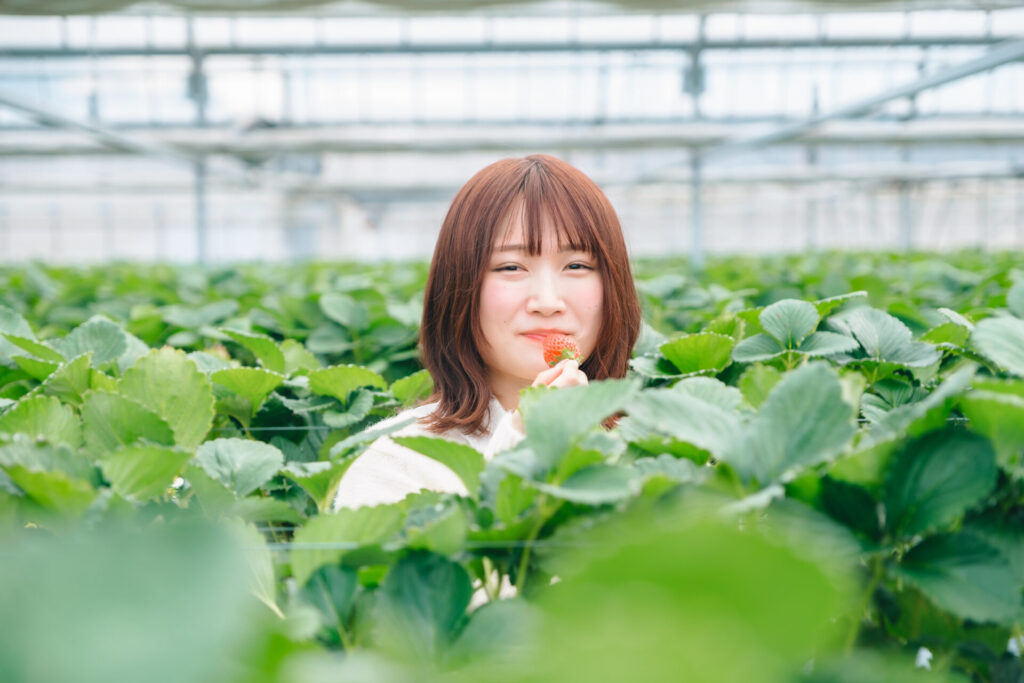 いちご食べてる女の子
